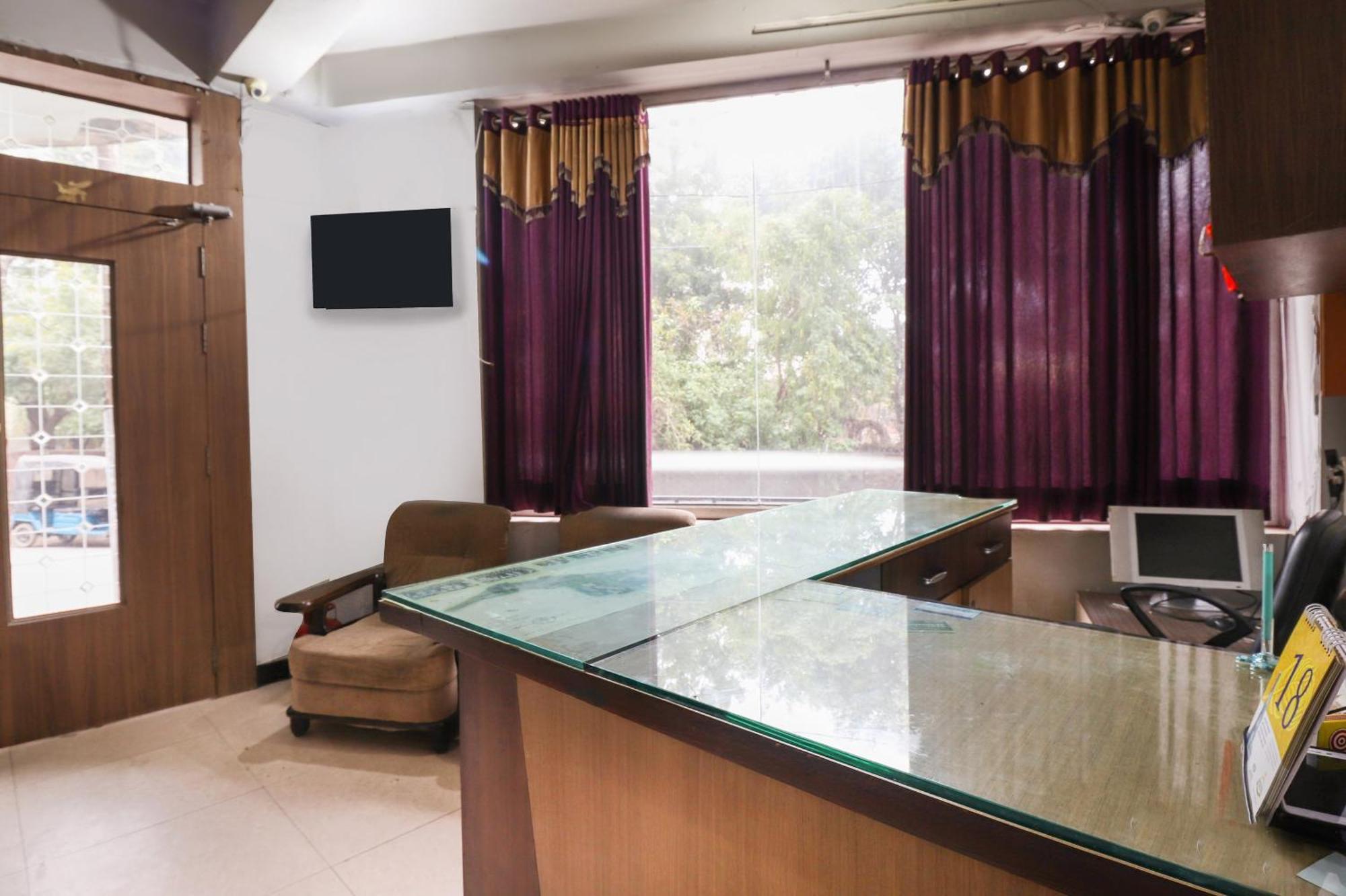 Hotel Oyo 69402 Yogeshwar Dhaam Vrindāvan Exterior foto